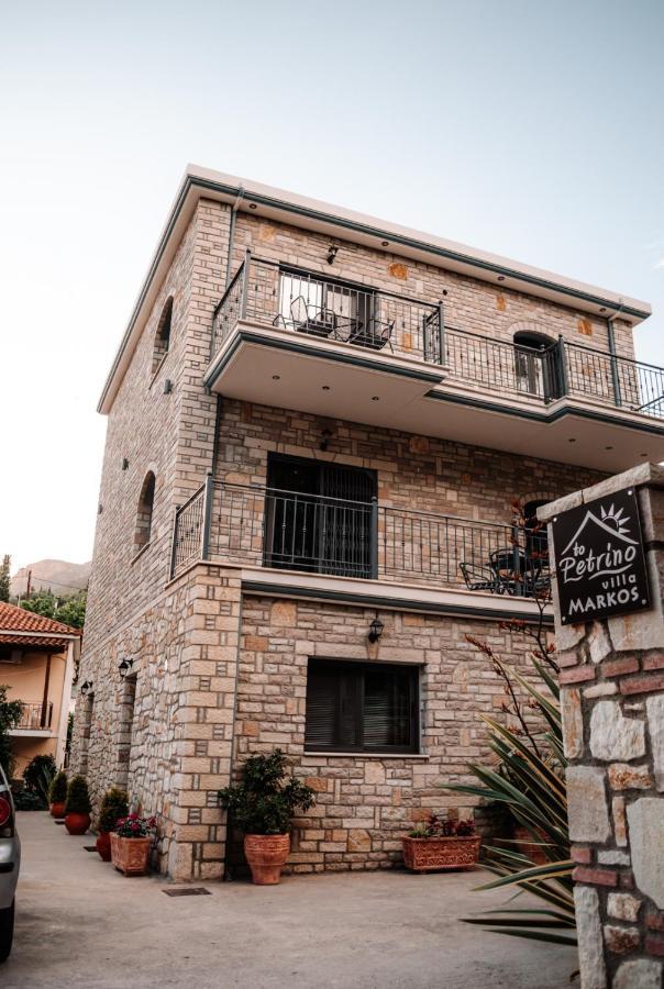 To Petrino Appartement Parga